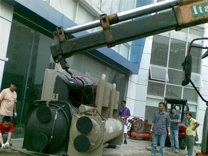 普安县随车吊和汽车吊的核心区别是什么？哪种更省钱？